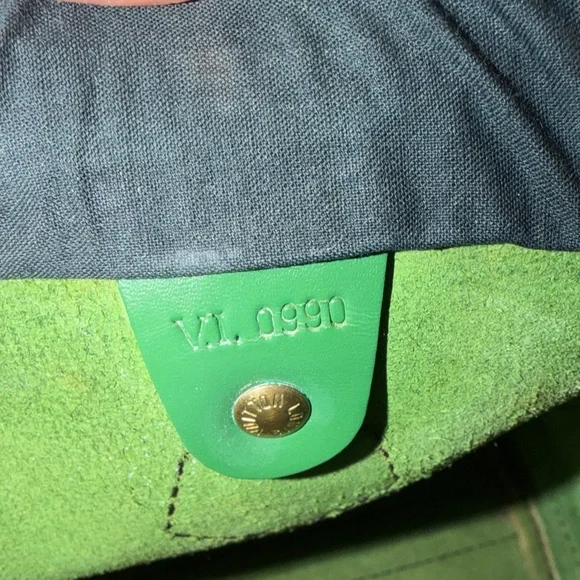 Authentic Vintage Louis Vuitton Speedy 25 in Epi Leather - Picture 7 of 16